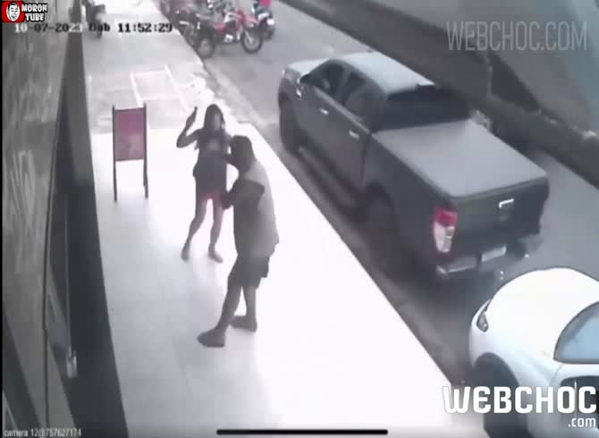 Video :He gets shot in the stomach after refusing to listen to a policewoman